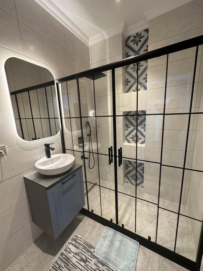 Center Of City In Besiktas 2 Plus 1 With 2 Bathroom And 3 Air Conditioner Istanbul Exterior foto